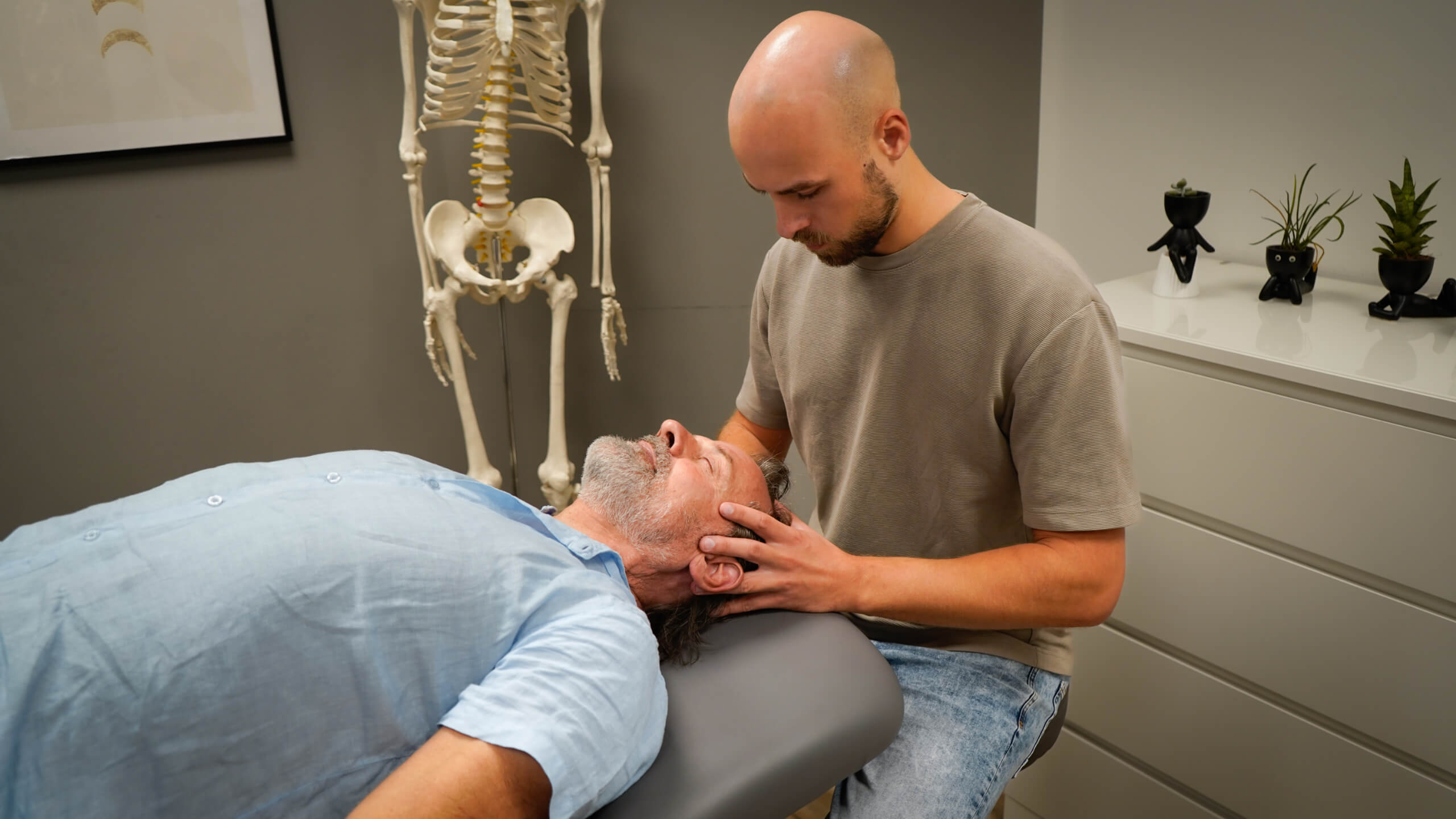 Foto von einem Mann und einem Theapeuten bei der Osteopathie